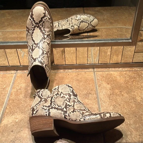 NWOT Faux Snake Skin Booties - Picture 8 of 11
